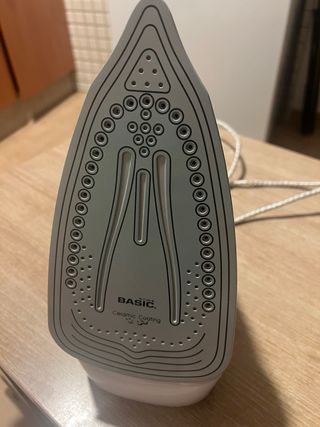 Plancha de vapor blanca y gris