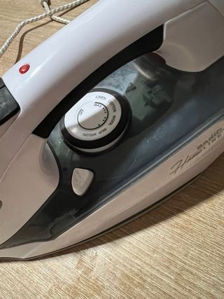 Plancha de vapor blanca y gris