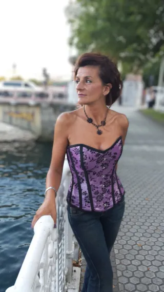 Corpiño gótico morado y negro con varillas ballena