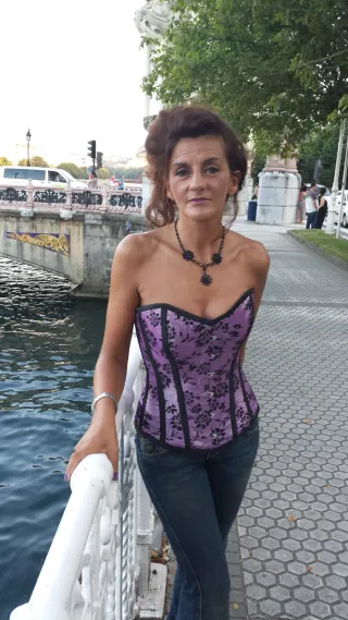 Corpiño gótico morado y negro con varillas ballena