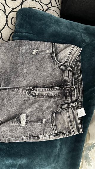 Pantalón vaquero gris desgastado