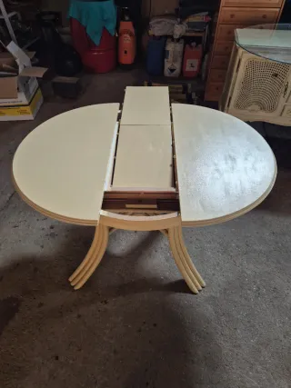 Mesa redonda de ratán plegable.