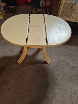 Mesa redonda de ratán plegable.