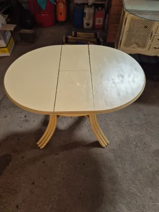 Mesa redonda de ratán plegable.