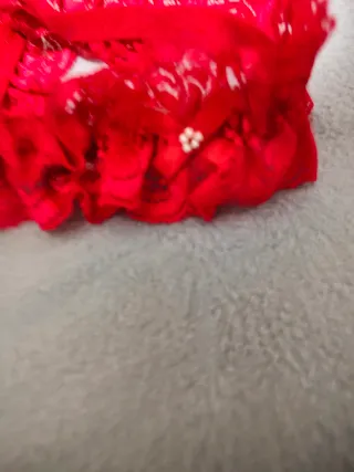 Giarrettiera rossa con fiocco e perle