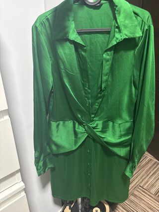 Vestido satén verde Stradivarius talla M