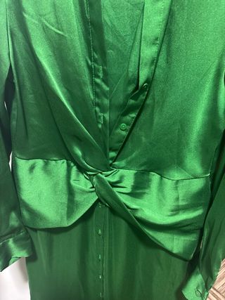 Vestido satén verde Stradivarius talla M