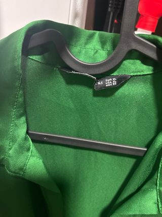 Vestido satén verde Stradivarius talla M