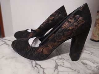 Zapatos de tacón negros y dorados