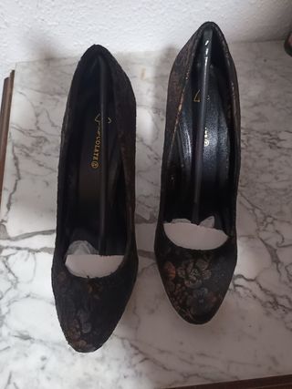 Zapatos de tacón negros y dorados
