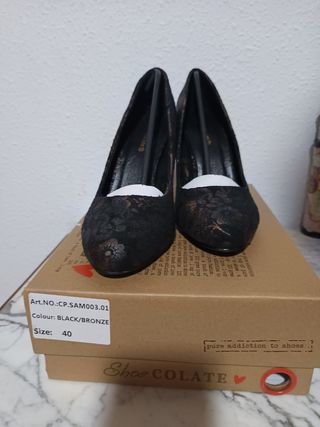 Zapatos de tacón negros y dorados
