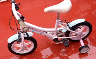 Bicicleta infantil rosa con ruedines