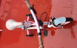 Bicicleta infantil rosa con ruedines