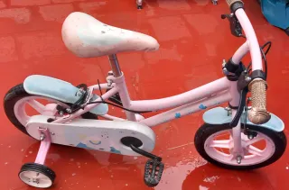 Bicicleta infantil rosa con ruedines