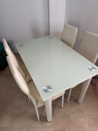 Sofá de tela gris y metal