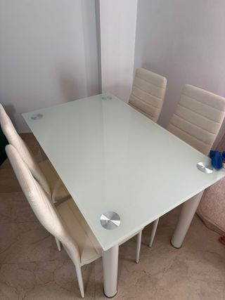 Sofá de tela gris y metal