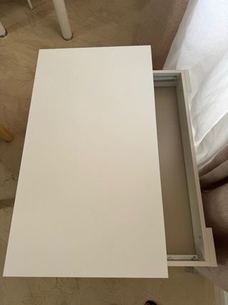 Sofá de tela gris y metal