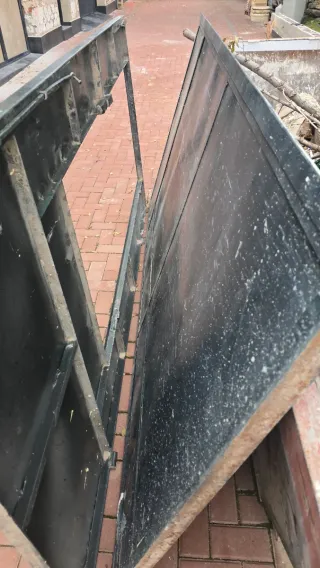 Puertas Portadas  con puerta pequeña con cerradura