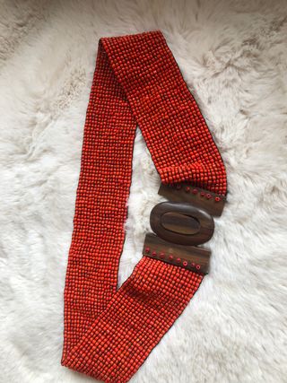 Cinturón de abalorios rojos y madera