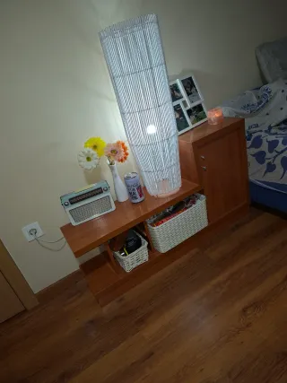 Mueble de salón de madera y mimbre