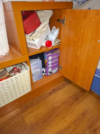 Mueble de salón de madera y mimbre