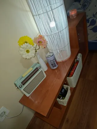 Mueble de salón de madera y mimbre