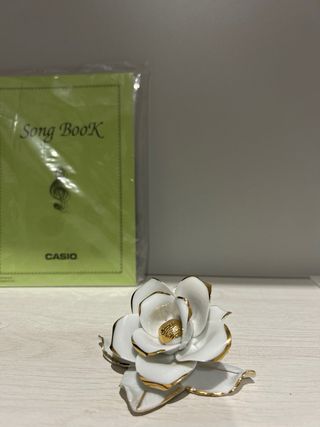 Flor Decorativa Porcelana Blanca y Dorada