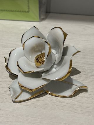 Flor Decorativa Porcelana Blanca y Dorada