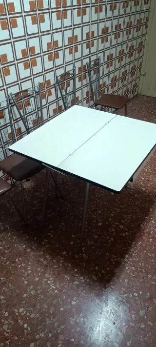 Mesa y 4 Sillas Cocina