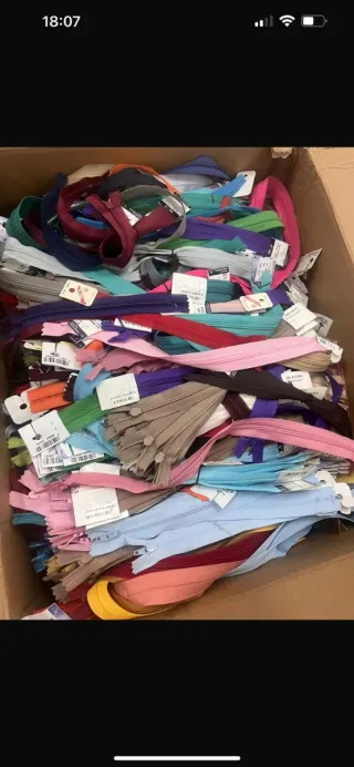 Mercería (Cremalleras, botones, bien, hilos, etc)