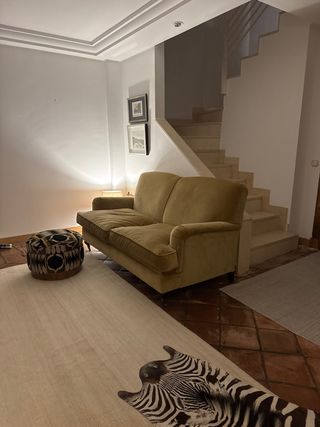 Sofá clásico inglés terciopelo mostaza