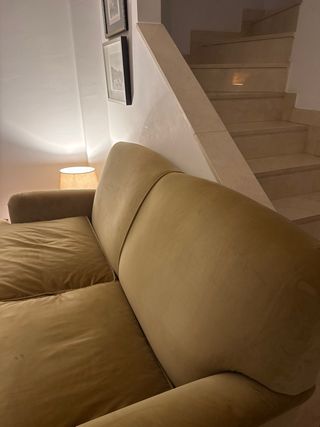 Sofá clásico inglés terciopelo mostaza