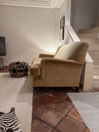 Sofá clásico inglés terciopelo mostaza