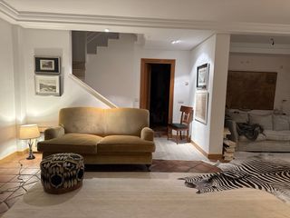 Sofá clásico inglés terciopelo mostaza