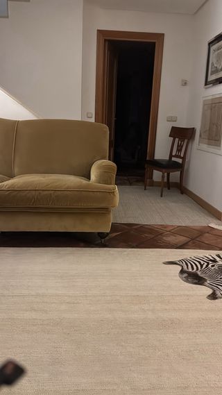 Sofá clásico inglés terciopelo mostaza