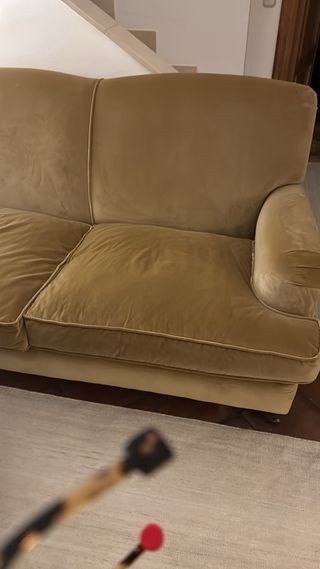 Sofá clásico inglés terciopelo mostaza