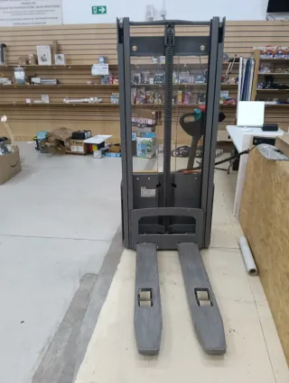 Apilador eléctrico casi nueva