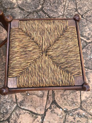 Juego de 2 sillas y taburetes de madera y yute