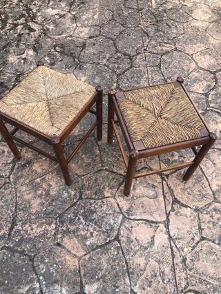 Juego de 2 sillas y taburetes de madera y yute