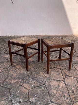 Juego de 2 sillas y taburetes de madera y yute