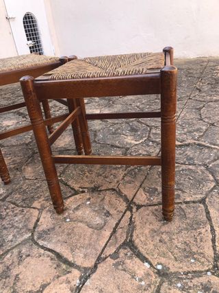 Juego de 2 sillas y taburetes de madera y yute