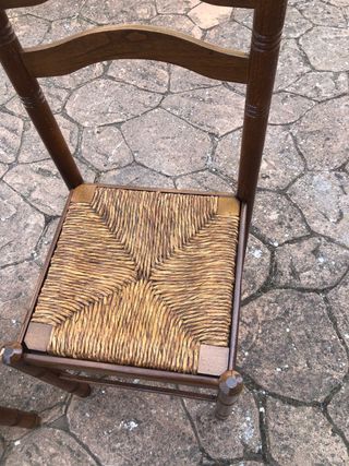 Juego de 2 sillas y taburetes de madera y yute