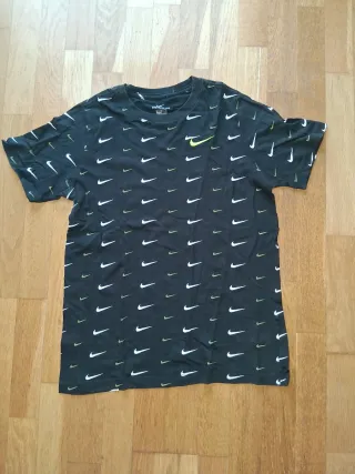 Camiseta Nike Negra con Logo Dorado