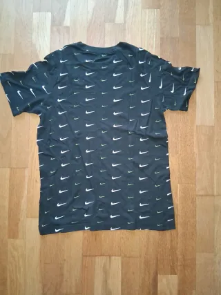 Camiseta Nike Negra con Logo Dorado