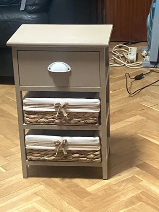 Comodino con cassetto e cestini