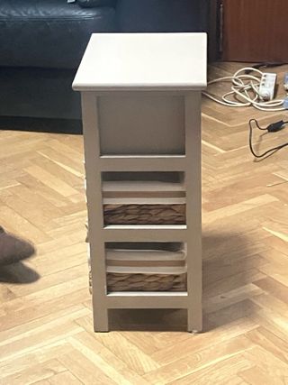 Comodino con cassetto e cestini