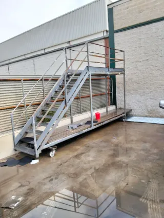 Escalera móvil para camiones