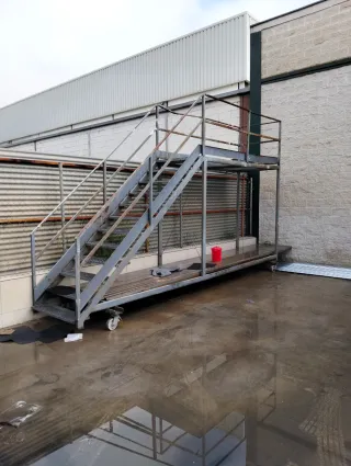 Escalera móvil para camiones