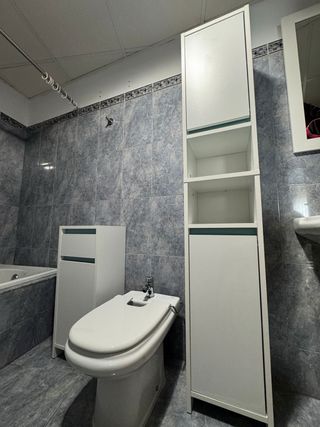Muebles de baño blancos y grises incluido el vide