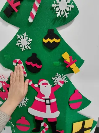 Árbol de fieltro decorativo